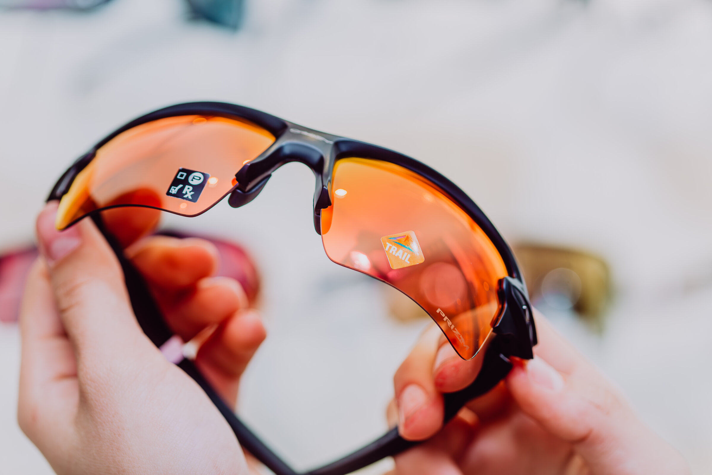 Sportbrille mit orangen Gläsern
