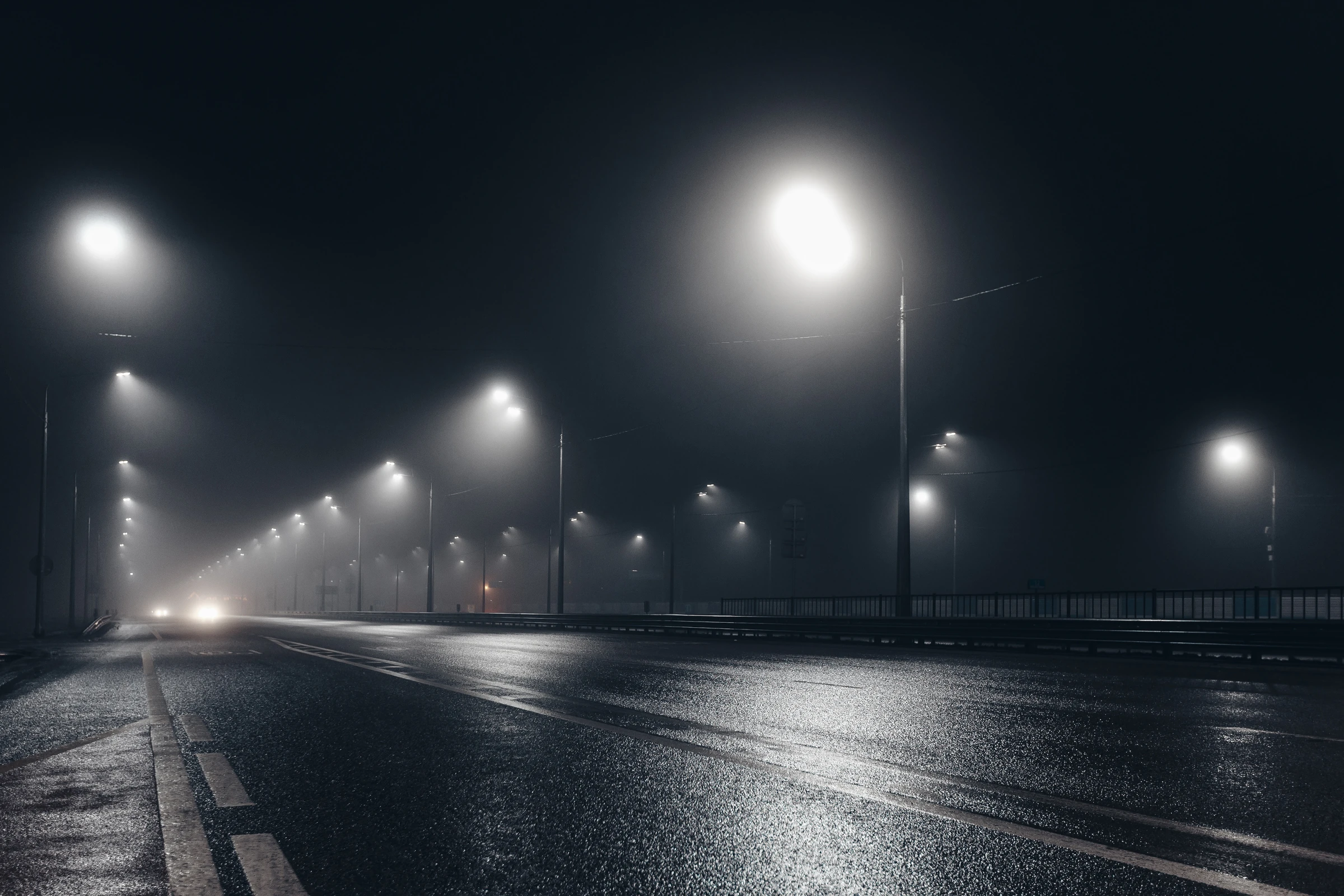 Leere Straße in der Nacht mit Laternenlicht