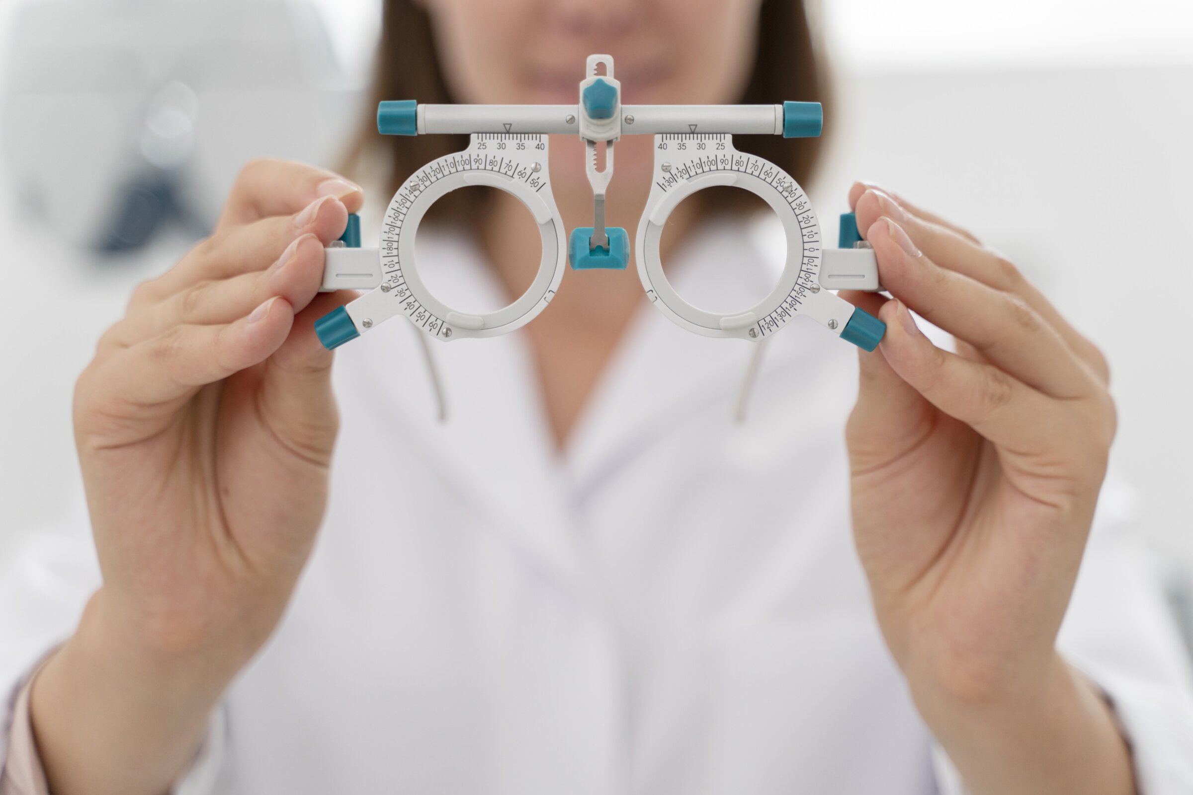 Kontaktlinsen professionell anpassen lassen – darum lohnt sich der Weg zum Optiker Optikerin hält ein Messgestell zur Sehstärkenbestimmung in der Hand – Symbolbild für professionelle Kontaktlinsenberatung beim Optiker.