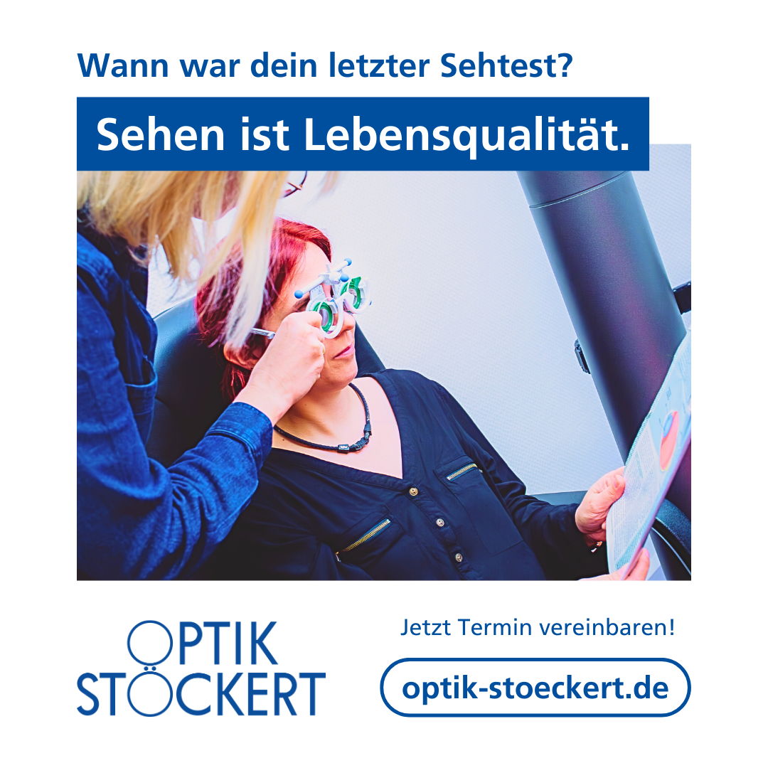 Frau sitzt mit Brille in der Hand im Gespräch mit einer Optikerin – Symbolbild für einen professionellen Sehtest beim Optiker.