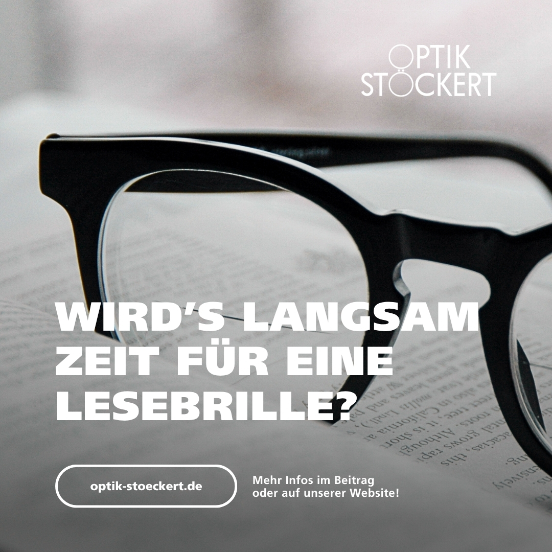 Brille auf einem Buch. Schrift im Bild: Wird's langsam Zeit für eine Lesebrille?