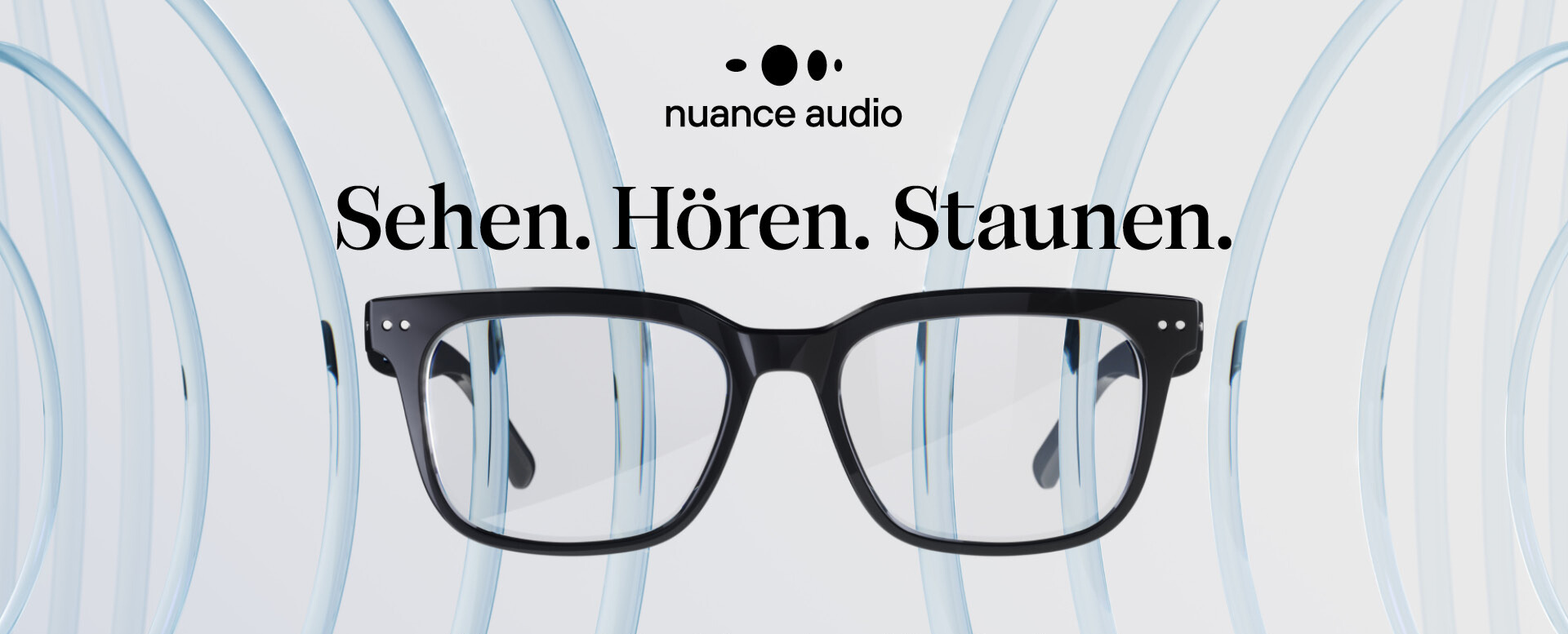 Nuance Audio_Beitragsbild2 Werbegrafik für Nuance Audio mit schwarzer Brille und dem Slogan „Sehen. Hören. Staunen.“ – elegante Darstellung einer Brille mit integrierter Hörtechnologie vor einem grafisch stilisierten Klangwellen-Hintergrund.