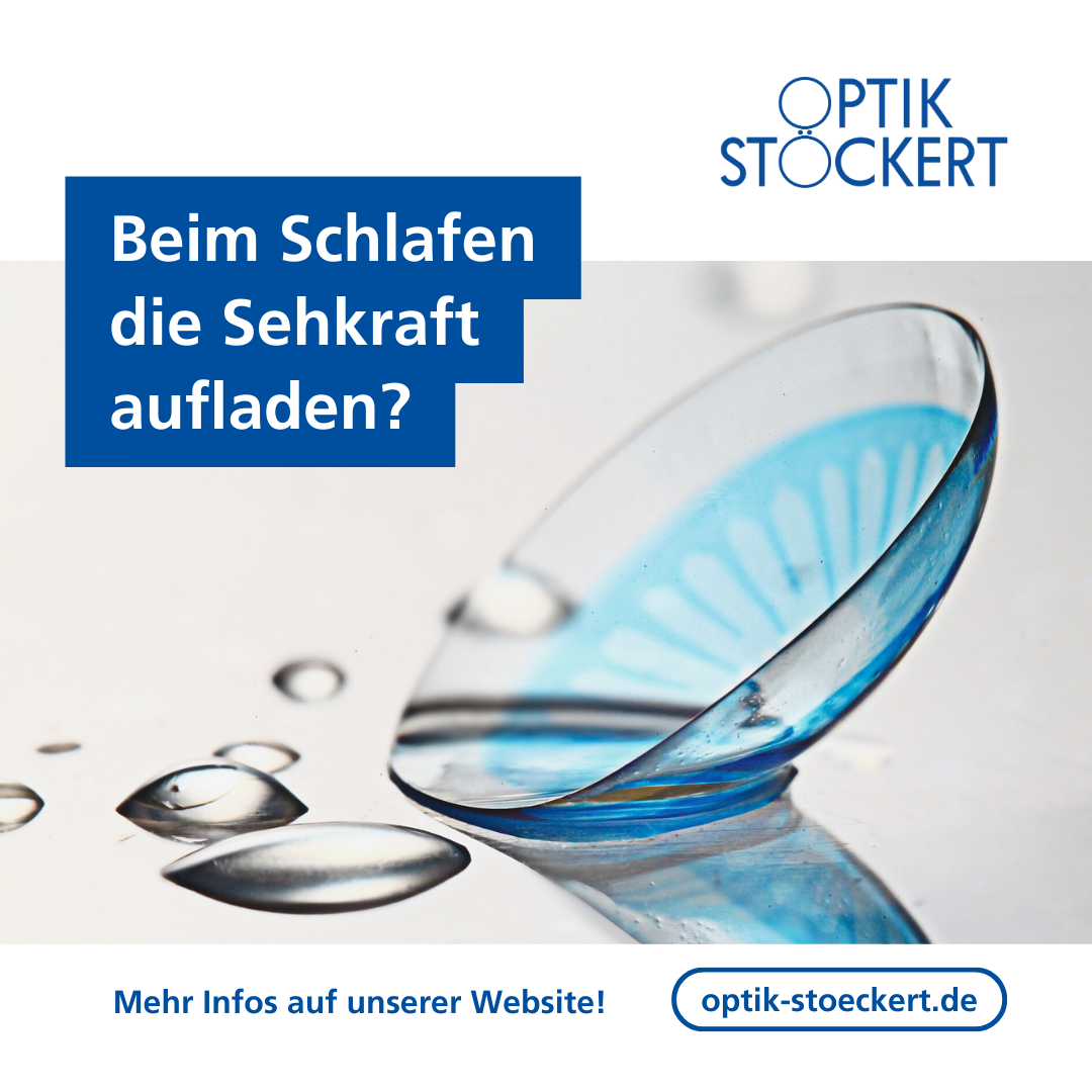 Nahaufnahme einer formstabilen Kontaktlinse mit blauer Struktur und Wassertropfen – Text: „Beim Schlafen die Sehkraft aufladen?“ – Titelmotiv für die Nachtlinse „DreamLens“ von Optik Stöckert.