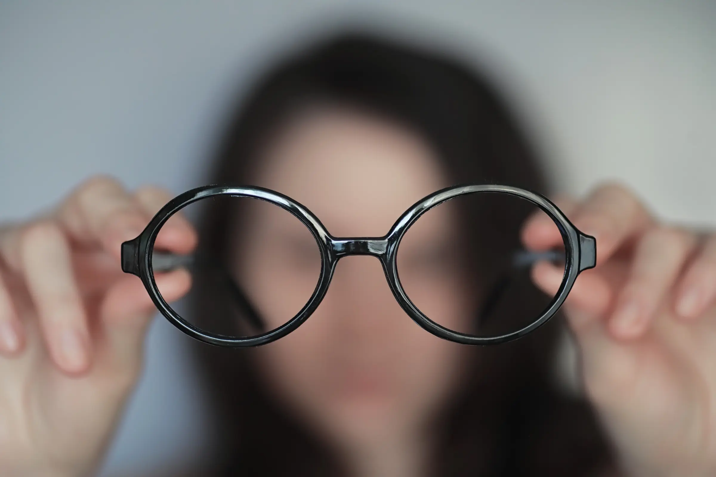 Runde Brille als Sehhilfe zur Korrektur einer Hornhautverkrümmung bei unscharfer Sicht