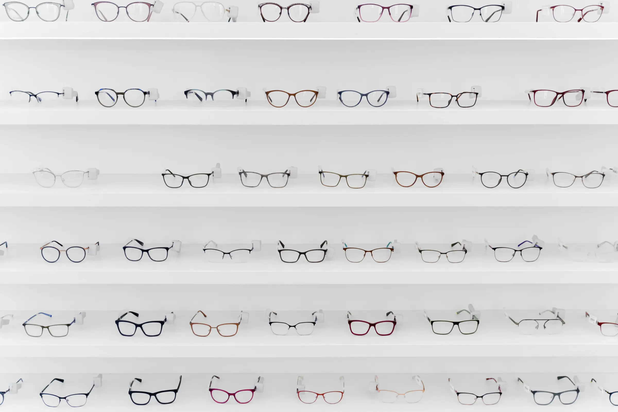 arrangement-different-glasses-shelves arrangement-different-glasses-shelves