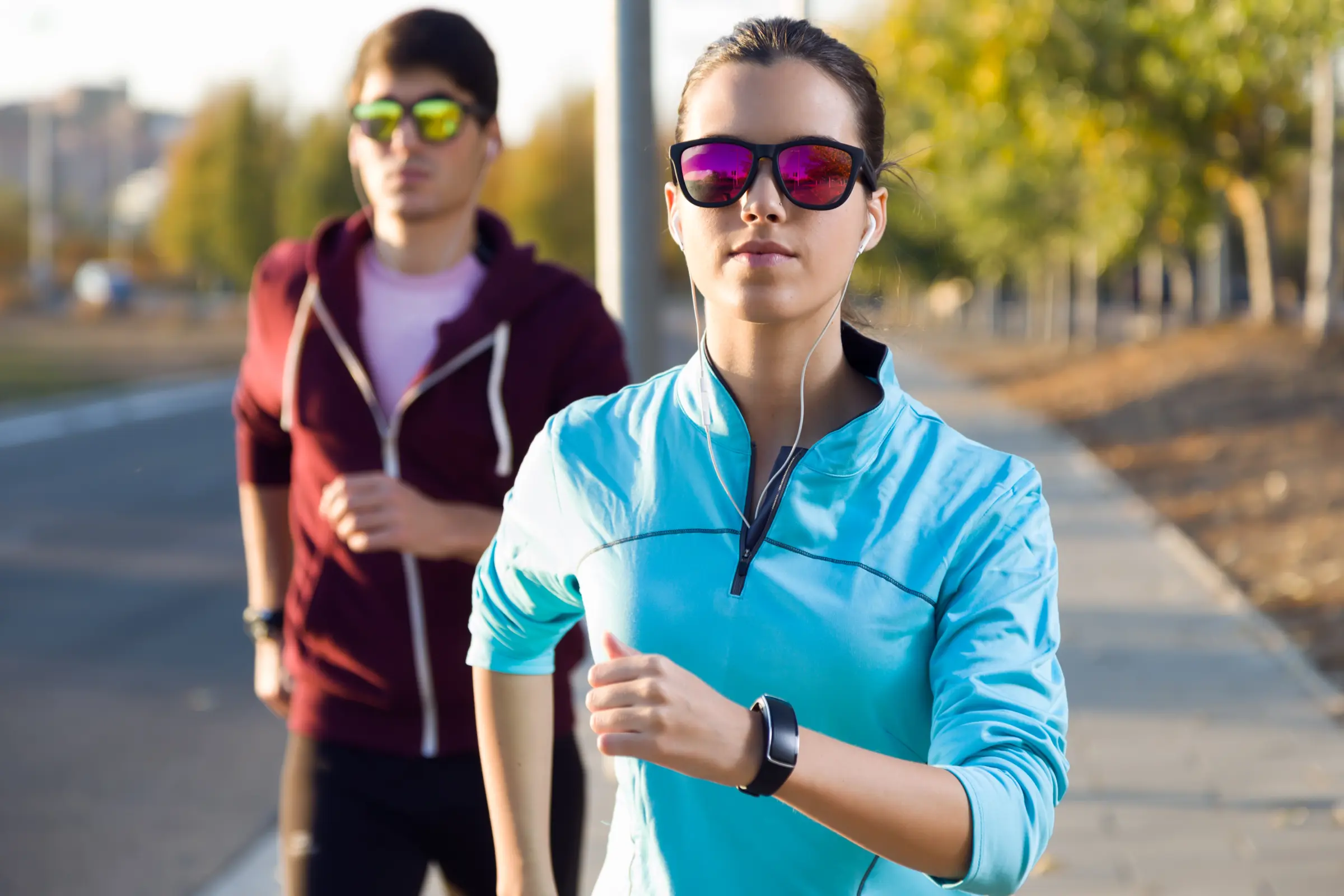 Zwei Läufer mit Sportbrillen Zwei Sportler mit Sportbrillen beim Joggen im Freien – Sportbrillen für sicheren Augenschutz und optimale Sicht.