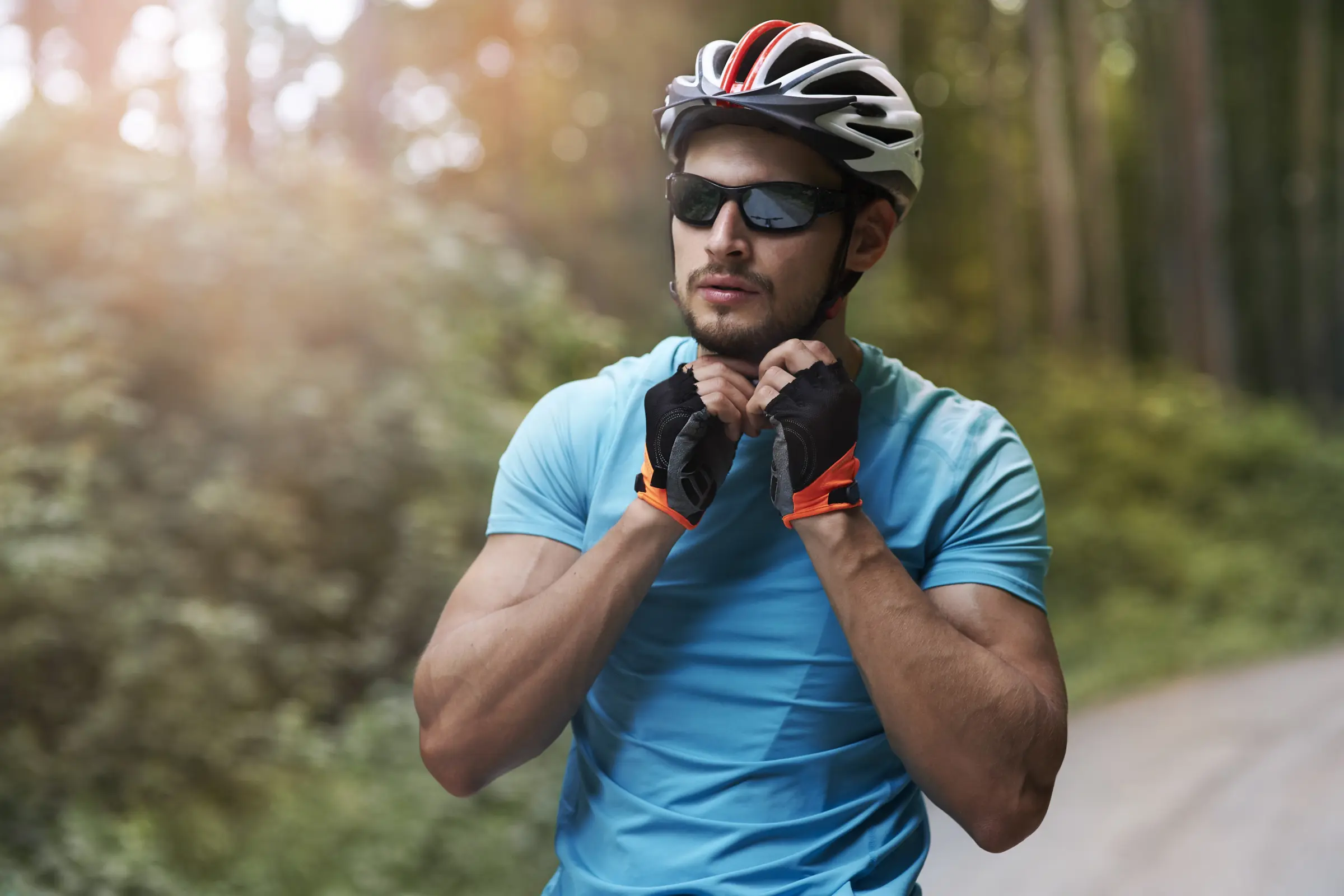 Radfahrer mit Sportbrille und Helm Radfahrer mit Sportbrille und Helm – Sportbrille für sicheres Radfahren, optimalen Augenschutz und klare Sicht.