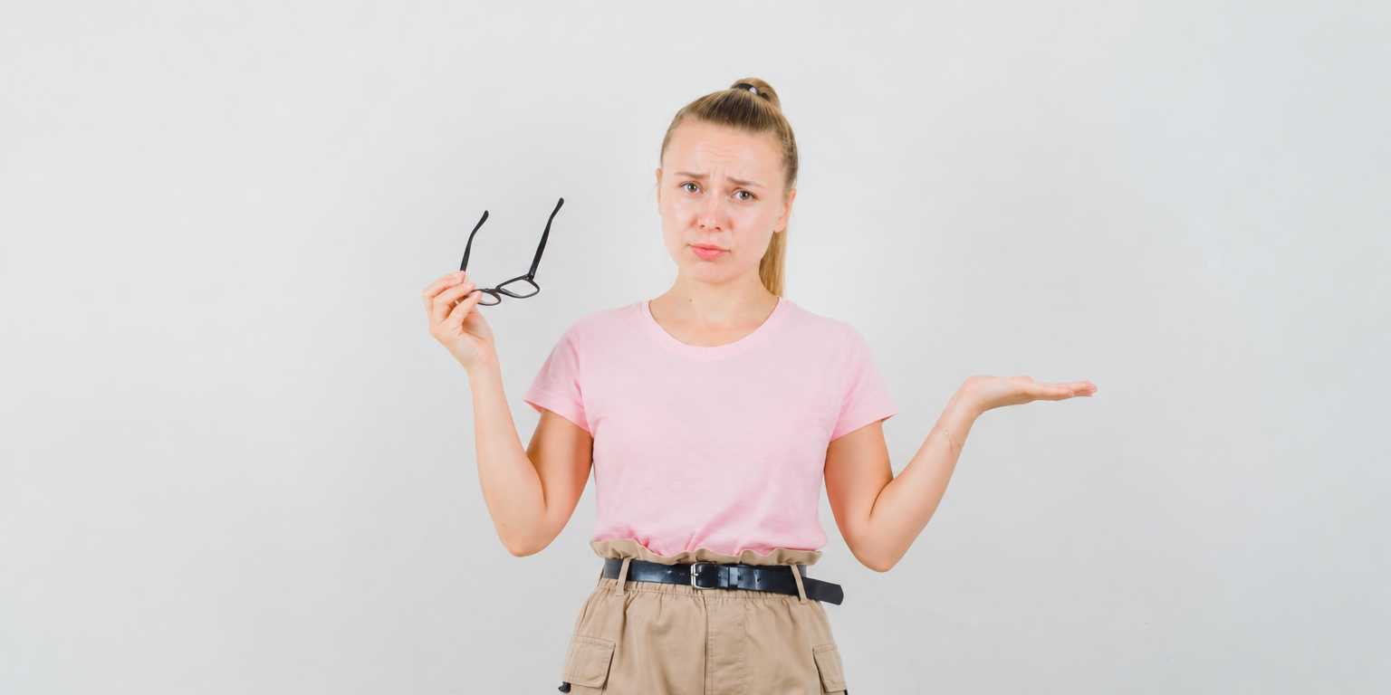 Frau hält ihre Brille in der Hand – trockene Augen oder neue Brille als Ursache für Sehbeschwerden
